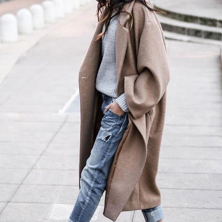 Single-breasted long coat with a lapel collar and pockets